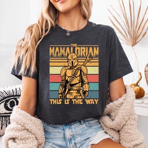 Dadalorian-skjorta, Mandalorian pappa och son-tröja, Star Wars-familjetröja, fars dag-present, Mandalorian och Baby Yoda matchande tröjor bild 2