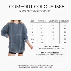 K&ouml;nnte beinhalten: Blaues Unisex-Crewneck-Sweatshirt mit dem Text "COMFORT COLORS 1566". Das Bild enth&auml;lt eine Gr&ouml;&szlig;entabelle mit Ma&szlig;en in Zoll f&uuml;r Breite, L&auml;nge und &Auml;rmell&auml;nge. Das Sweatshirt besteht aus 80 % Baumwolle und 20 % Polyester.