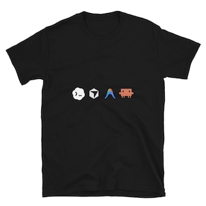 Könnte beinhalten: Schwarzes T-Shirt mit vier farbigen, pixeligen Grafiken. Die Grafiken umfassen eine Wolke mit einem Eingabeaufforderungssymbol, einen 3D-Würfel, einen regenbogenfarbenen, nach oben zeigenden Pfeil und ein braunes, pixeliges Rechteck.