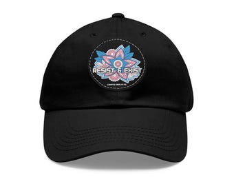 Gorra con parche "Resiste y Existe" por los Derechos Trans (disponible en diferentes colores).