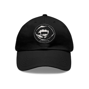 Cappellino da baseball con toppa in pelle a tema zanne e labbra da vampiro in bianco e nero, disponibile in vari colori.