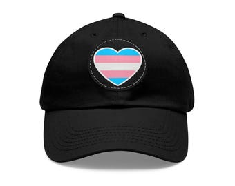 Gorra con parche de cuero en forma de corazón y bandera trans (disponible en diferentes colores).