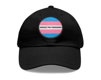 Gorra con parche de cuero con la bandera transgénero (disponible en diferentes colores).