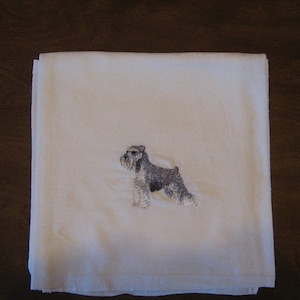 Puede incluir: Toalla de cocina blanca con una imagen bordada de un schnauzer miniatura gris y blanco.