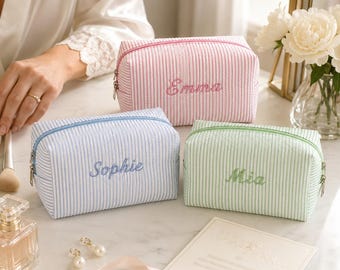 Pochette per il trucco personalizzata in seersucker, trousse cosmetica ricamata, regalo per damigella d'onore, beauty case personalizzato, regalo per la festa di nozze, pochette da viaggio per il trucco