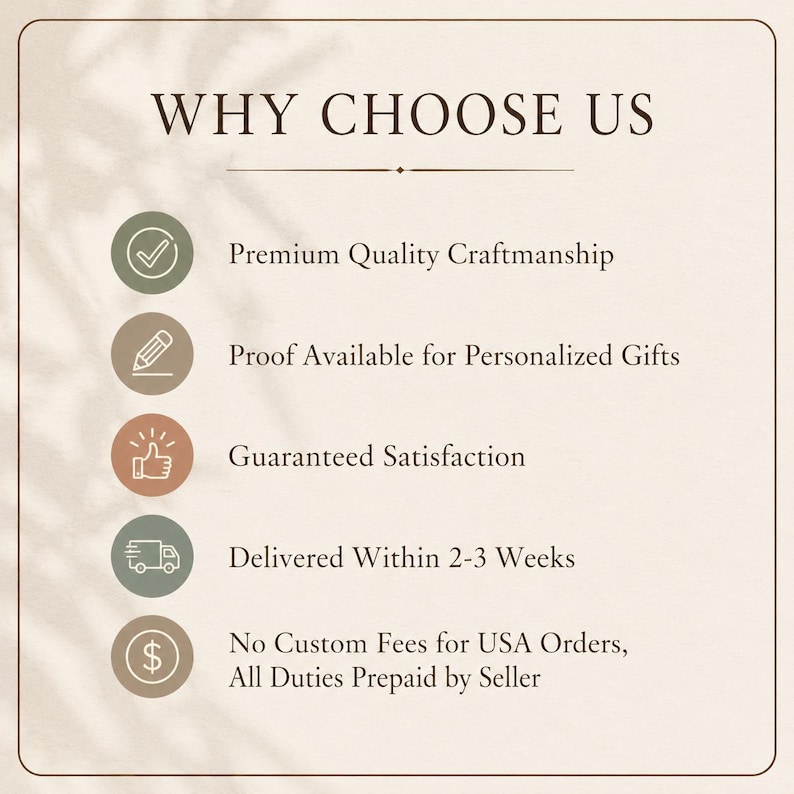 Puede incluir: Un gr&aacute;fico informativo cuadrado con fondo beige y texto marr&oacute;n oscuro titulado WHY CHOOSE US. Presenta cinco iconos circulares en verde y marr&oacute;n, cada uno acompa&ntilde;ado de texto: Premium Quality Craftsmanship, Proof Available for Personalized Gifts, Guaranteed Satisfaction, Delivered Within 2-3 Weeks y No Custom Fees for USA Orders, All Duties Prepaid by Seller.
