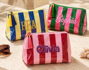 Pochette per il trucco personalizzata con ricamo, astuccio cosmetico in PVC a righe con nome personalizzato, beauty case da viaggio con monogramma, regalo per damigella d'onore/addio al nubilato