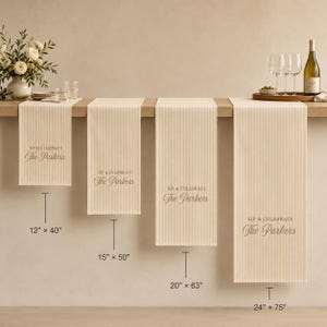 Puede incluir: Cuatro caminos de mesa a rayas beige y blancas con el texto "SIP & CELEBRATE The Parkers" impreso en cada uno. Los caminos se muestran en tama&ntilde;os de 30,5 cm x 101,6 cm, 38,1 cm x 127 cm, 50,8 cm x 160 cm y 61 cm x 190,5 cm indicados debajo.