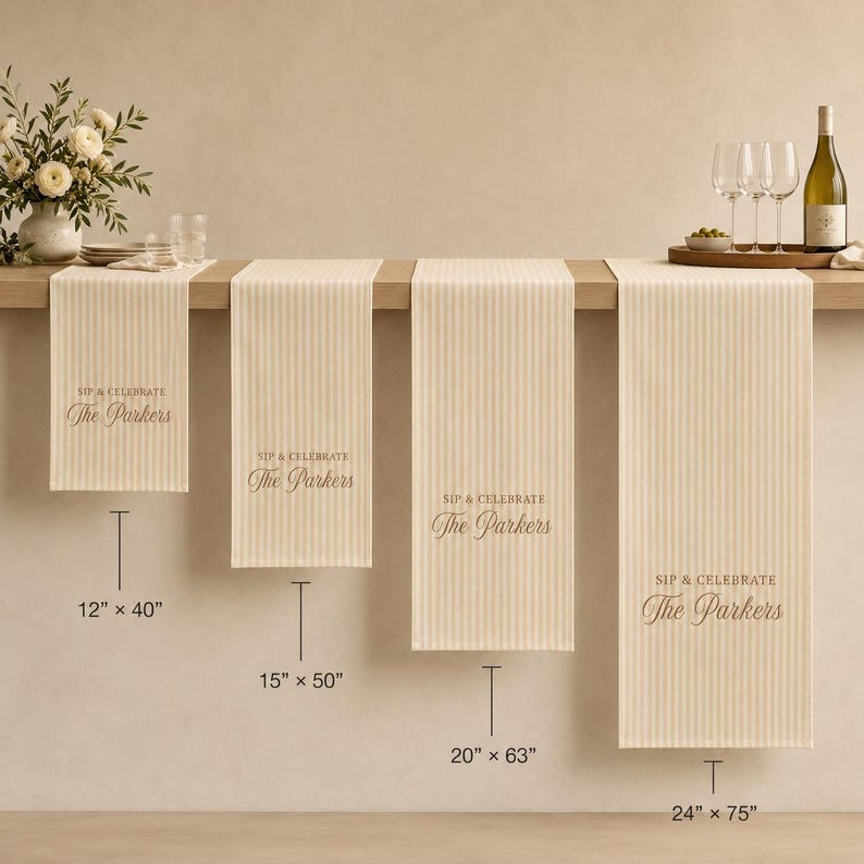 Puede incluir: Cuatro caminos de mesa a rayas beige y blancas con el texto "SIP & CELEBRATE The Parkers" impreso en cada uno. Los caminos se muestran en tama&ntilde;os de 30,5 cm x 101,6 cm, 38,1 cm x 127 cm, 50,8 cm x 160 cm y 61 cm x 190,5 cm indicados debajo.