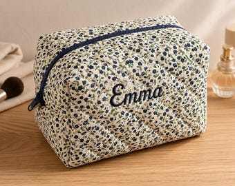 Pochette per cosmetici personalizzata trapuntata con motivo floreale, ricamo del nome personalizzato, astuccio da viaggio ricamato, regalo per damigella d'onore, regalo per il corteo nuziale.