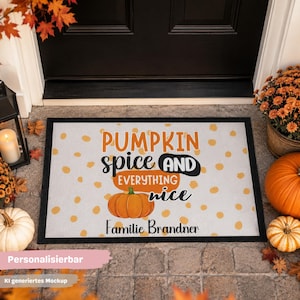 Könnte beinhalten: Eine rechteckige Fußmatte mit schwarzem Rand und weißem Hintergrund mit orangefarbenen Punkten. Der Text lautet PUMPKIN spice AND EVERYTHING nice mit einer orangefarbenen Kürbisgrafik. Der Name Familie Brandner ist unten aufgedruckt.