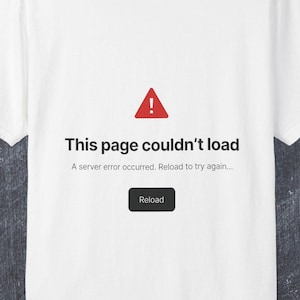 Może przedstawiać: Biały t-shirt z krótkim rękawem z nadrukiem graficznym przedstawiającym czerwoną ikonę trójkąta ostrzegawczego, tekst "This page couldn't load", podtekst "A server error occurred. Reload to try again..." oraz czarny przycisk "Reload".