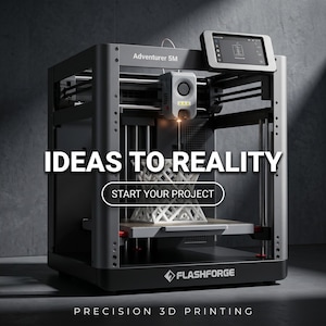 Op de afbeelding: Een donkergrijze Adventurer 5M 3D-printer met de tekst "IDEAS TO REALITY" en "START YOUR PROJECT". De printer produceert een witte geometrische vorm. Het Flashforge-logo is zichtbaar. De woorden "PRECISION 3D PRINTING" zijn ook zichtbaar.
