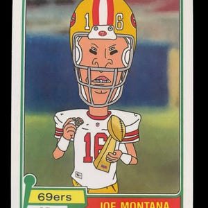 Può includere: Una figurina in stile cartone animato con un giocatore di football americano con un casco giallo a strisce rosse e il numero 16. Il giocatore tiene in mano un trofeo. La figurina recita "69ers QB" e "JOE MONTANA" con il logo Topps.