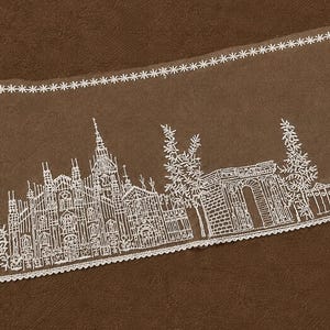 Broderad spetskant med slott, gotiskt arkitektoniskt tylltyg, sagolik sömnadsdekor