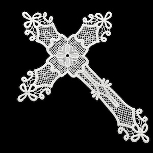 Peut inclure: Une croix en dentelle blanche présentant un motif de broderie complexe avec un élément floral central, des détails en maille délicate et des bords bouclés décoratifs aux quatre extrémités, sur un fond noir uni.