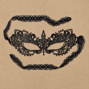Könnte beinhalten: Schwarze Spitzen-Maskenballmaske mit aufwendigen floralen und scrollartigen Designs. Die Maske hat Augenöffnungen und angebrachte Bänder zum Befestigen. Ein dekoratives Accessoire für Themenveranstaltungen.