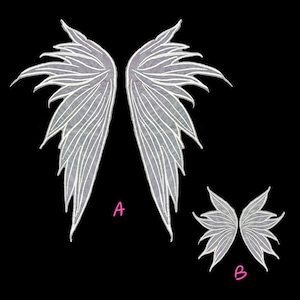 Puede incluir: Dos pares de alas de hadas se muestran sobre un fondo negro. El par más grande, etiquetado como "A", presenta un diseño detallado y plumoso con detalles blancos. El par más pequeño, etiquetado como "B", tiene un diseño similar. Ambos pares son de color gris claro.