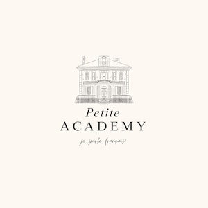 Puede incluir: Un dibujo lineal en blanco y negro de un edificio señorial con las palabras "Petite Academy" en una fuente serif. Debajo del texto está la frase "je parle français!" en cursiva sobre un fondo crema.