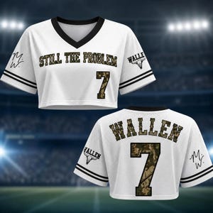 Puede incluir: Top corto de malla blanca con ribete negro y mangas cortas. La parte delantera presenta el texto "STILL THE PROBLEM" y el n&uacute;mero "7" en estampado de camuflaje. La parte trasera muestra "WALLEN" y el n&uacute;mero "7" en estampado de camuflaje.