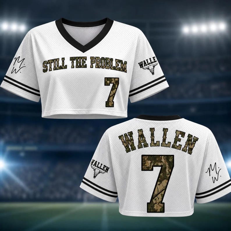 Puede incluir: Top corto de malla blanca con ribete negro y mangas cortas. La parte delantera presenta el texto "STILL THE PROBLEM" y el n&uacute;mero "7" en estampado de camuflaje. La parte trasera muestra "WALLEN" y el n&uacute;mero "7" en estampado de camuflaje.