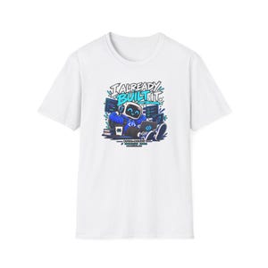 Könnte beinhalten: Ein weißes kurzärmeliges T-Shirt mit einer Grafik eines Roboters in einem blauen Kapuzenpullover und Kopfhörern, der an einem Laptop sitzt. Der Text lautet I ALREADY BUILT IT, BYTE BUDDY, ENERGIZED CODER und enthält Programmier-Symbole.