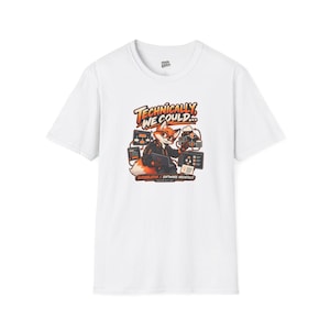 Può includere: Una t-shirt bianca a maniche corte con la grafica di una volpe che indossa occhiali e cuffie, mentre tiene in mano un portatile. Il testo recita "Technically, we could..." e "ScribbleFox // Software Architect" con varie icone e diagrammi digitali.