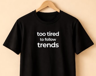 トレンドを追うには疲れすぎているミニマリストTシャツ、マインドフルネスギフト、セルフケアシャツ