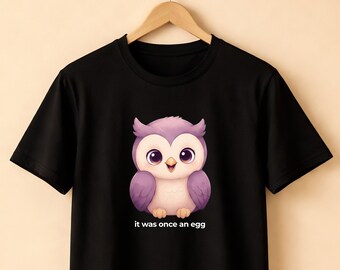 それはかつて卵だった ― 赤ちゃんフクロウのTシャツ by SteadfastSage (steadfastsage.com)