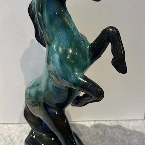 Cerámica vintage Blue Mountain Pottery, caballo encabritado, Canadá, esmalte color verde azulado con efecto goteo, década de 1970.
