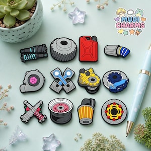 Pode incluir: Uma coleção de amuletos com tema automotivo em várias formas e cores. Os amuletos incluem um galão de gasolina vermelho, um turbocompressor cinza e um componente de motor amarelo. Os amuletos são dispostos em uma superfície azul claro com o texto "Mudi Charms".