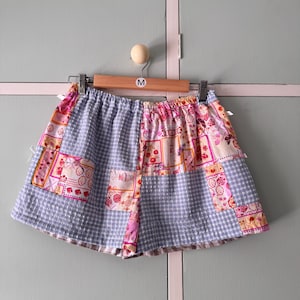 Storlek M Återvunnet ginghammönster i lapptäcke av bomull/polyesterblandning, återanvända hållbara handgjorda damshorts