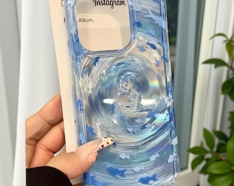 Funda para iPhone Blue Vortex Koi: Funda con purpurina efecto ondas de agua y colgante.