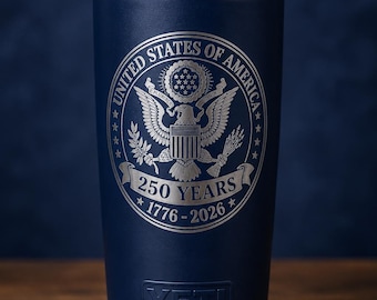 250 Jahre Amerika gravierter marineblauer YETI 20 Unzen Becher | 1776–2026 Vaterländische Lasergravierte Tasse | USA Jahrestag Geschenk