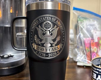 Rambler 250 Years of America gravé noir YETI 20 oz avec poignée | Coupe patriotique gravée au laser 1776-2026 | Cadeau d'anniversaire aux États-Unis