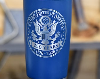 Vaso 250 años de América 1776–2026 Taza patriótica grabada Sello de EE. UU. Grabado láser Regalo para veteranos Cuatro de Julio Orgullo estadounidense Vajilla