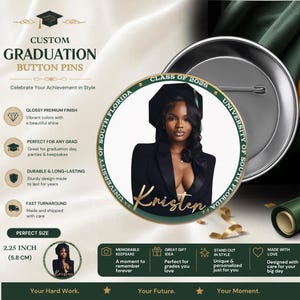 Könnte beinhalten: Individuelle Abschluss-Button-Pin mit einem Foto einer Absolventin in einem schwarzen Blazer. Der Pin hat einen grün-weißen Rand mit dem Text "University of South Florida" und "Class of 2026". Der Pin hat einen Durchmesser von 5,8 cm.