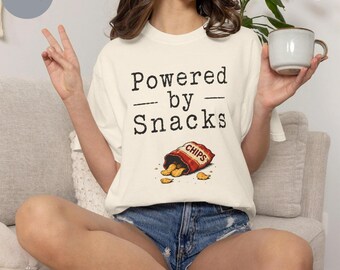 Koszulka Powered By Snacks Comfort Colors 1717, Zabawna koszulka dla miłośników przekąsek, Koszulka z cytatem mema, Koszulka z grafiką chipsów, Koszulka z sarkastycznym jedzeniem