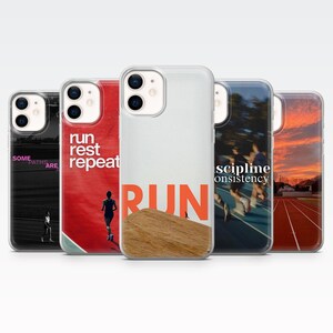 Könnte beinhalten: Eine Sammlung von fünf iPhone-Hüllen mit Designs zum Thema Laufen. Die Hüllen zeigen Texte wie "RUN", "run rest repeat" und "discipline consistency". Die Farbpalette umfasst Rot, Orange, Schwarz und Blau, mit Bildern von Läufern.