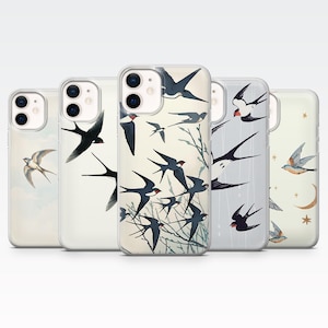 Peut inclure: Cinq coques de téléphone avec des illustrations d'hirondelles en vol. Les motifs présentent des oiseaux noirs, bleus et blancs sur différents fonds, notamment des branches et un ciel étoilé. Les coques sont pour un téléphone portable.