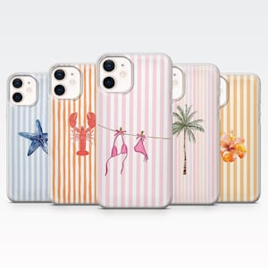 Peut inclure: Plusieurs coques de téléphone sur le thème de la plage. Chaque coque présente un fond à rayures verticales de différentes couleurs, dont le bleu, l'orange, le rose et le jaune. Les motifs incluent une étoile de mer, un homard, un bikini, un palmier et une fleur d'hibiscus.