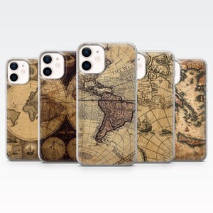 Op de afbeelding: Een verzameling telefoonhoesjes met een vintage wereldkaartontwerp. De hoesjes tonen een sepia-getinte kaart met gedetailleerde geografische kenmerken, waaronder continenten, oceanen en nautische illustraties. De hoesjes zijn ontworpen voor een smartphone.