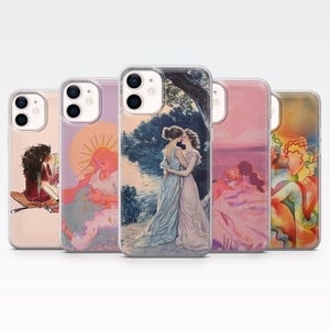 Op de afbeelding: Een collectie van vijf doorzichtige telefoonhoesjes, elk met een eigen artistieke illustratie. De ontwerpen tonen twee mensen die elkaar omhelzen bij een meer, een persoon met een zonnehalo, een lezend persoon en abstracte kleurrijke figuren.