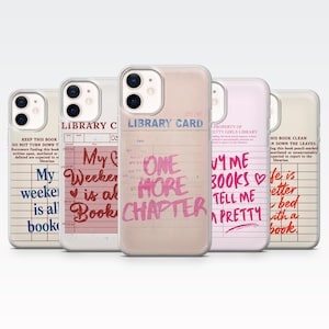 Può includere: Una collezione di custodie per telefoni con design a tema libro. Ogni custodia presenta un design unico, inclusi motivi di schede di biblioteca e frasi come "My weekend is all books" e "One more chapter".