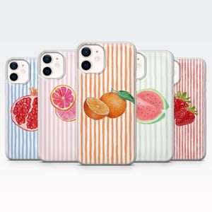 Peut inclure: Cinq coques de téléphone avec des motifs de fruits. Les coques présentent des rayures verticales bleues, roses, oranges, vertes et rouges. Les illustrations de fruits comprennent une grenade, un pamplemousse, une orange, une pastèque et des fraises.