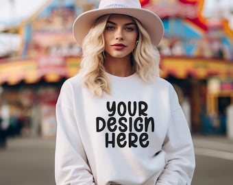 Gildan 18000 Sweatshirt Mockup, Maquette de modèle d'automne, Fair Background, Carnival Mockup, Sweat-shirt blanc, Beige, Boho Inspiration Fall Mockup