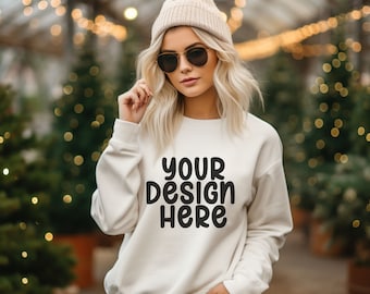 Tree Farm Mockup, Gildan 18000 Sweatshirt Mockup, Christmas Model Mockup, Sweat blanc, Beige, Rose, Boho Inspiration Winter Mockup