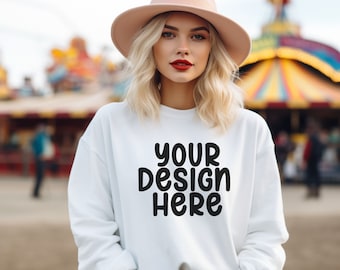 Gildan 18000 Sweatshirt Mockup, Maquette de modèle d'automne, Fair Background, Carnival Mockup, Sweat-shirt blanc, Beige, Boho Inspiration Fall Mockup