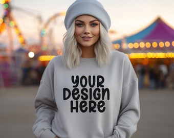 Gildan 18000 Sweatshirt Mockup, Maquette de modèle d'automne, Fair Background, Carnival Mockup, Sweats gris, Boho Inspiration Fall Mockup