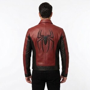 Puede incluir: Chaqueta de cuero roja y negra con un gran emblema de ara&ntilde;a negra en la espalda. La chaqueta tiene un cuello cl&aacute;sico y un corte entallado. Las mangas y los paneles laterales son negros, el cuerpo principal es rojo.